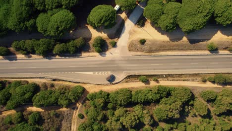 Overhead-Luftaufnahme-Von-Autos,-Die-Auf-Einer-Landstraße-In-Tarifa,-Spanien,-Fahren