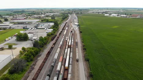 vista aérea de 4k de varios trenes esperando para salir de una estación de tren