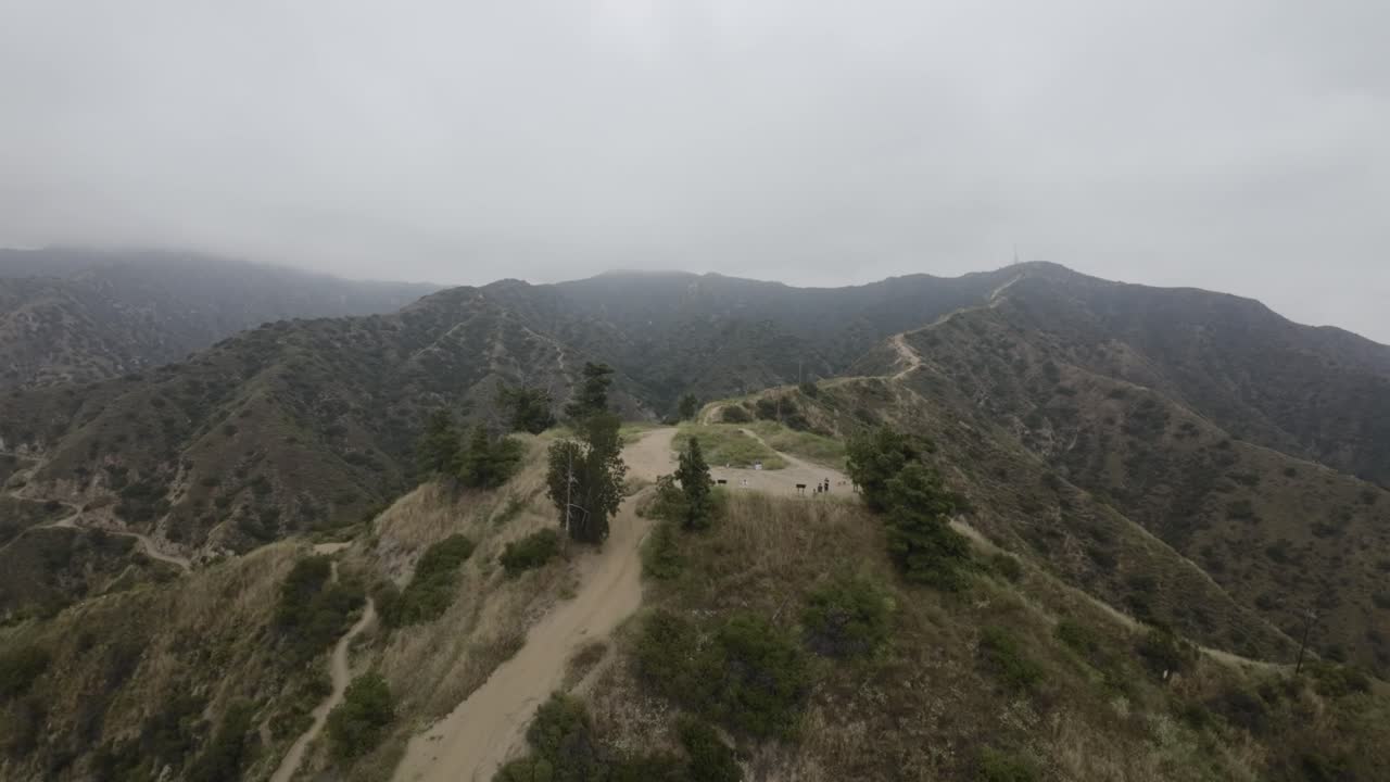 picos de montañas nubladas y senderos de senderismo