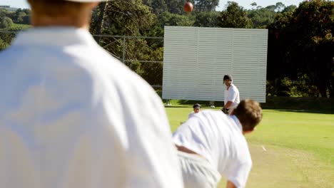 Jugador-De-Bolos-Entregando-Pelota-Durante-El-Partido-De-Cricket