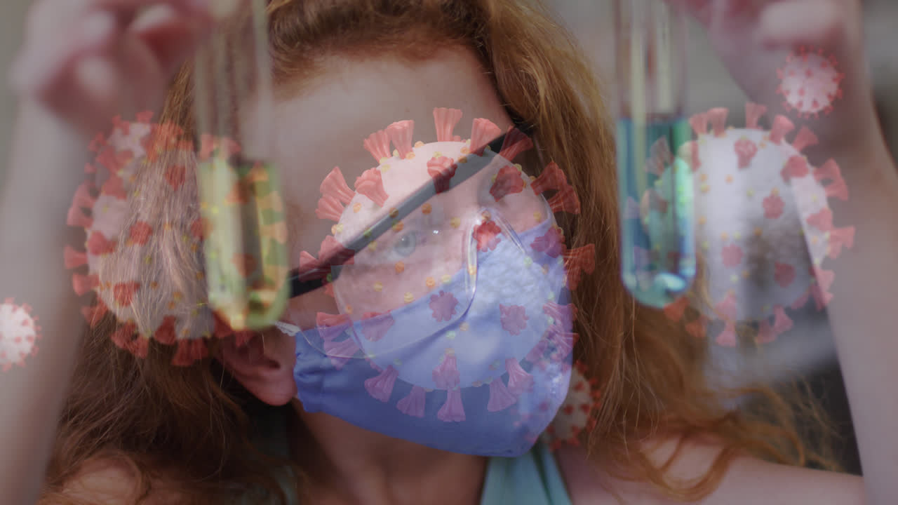 코로나 19 세포의 애니메이션과 과학 수업에서 얼굴 마스크를 쓰고 있는 여학생