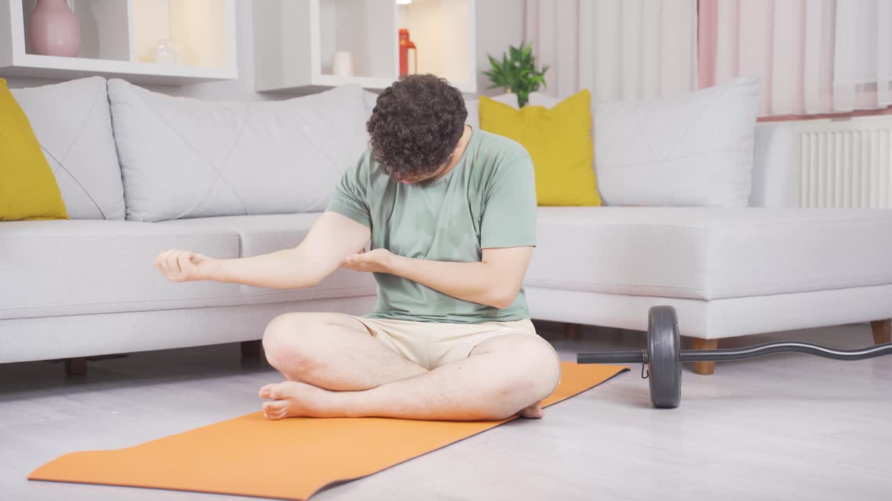 근육 손실을 경험하는 남자.