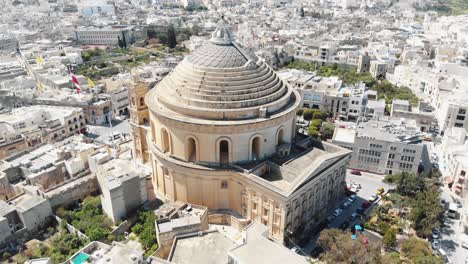 vista lejana, imágenes aéreas de drones de 4k, rodeando la cúpula de la rotonda mosta, una iglesia católica romana y la ciudad circundante de malta