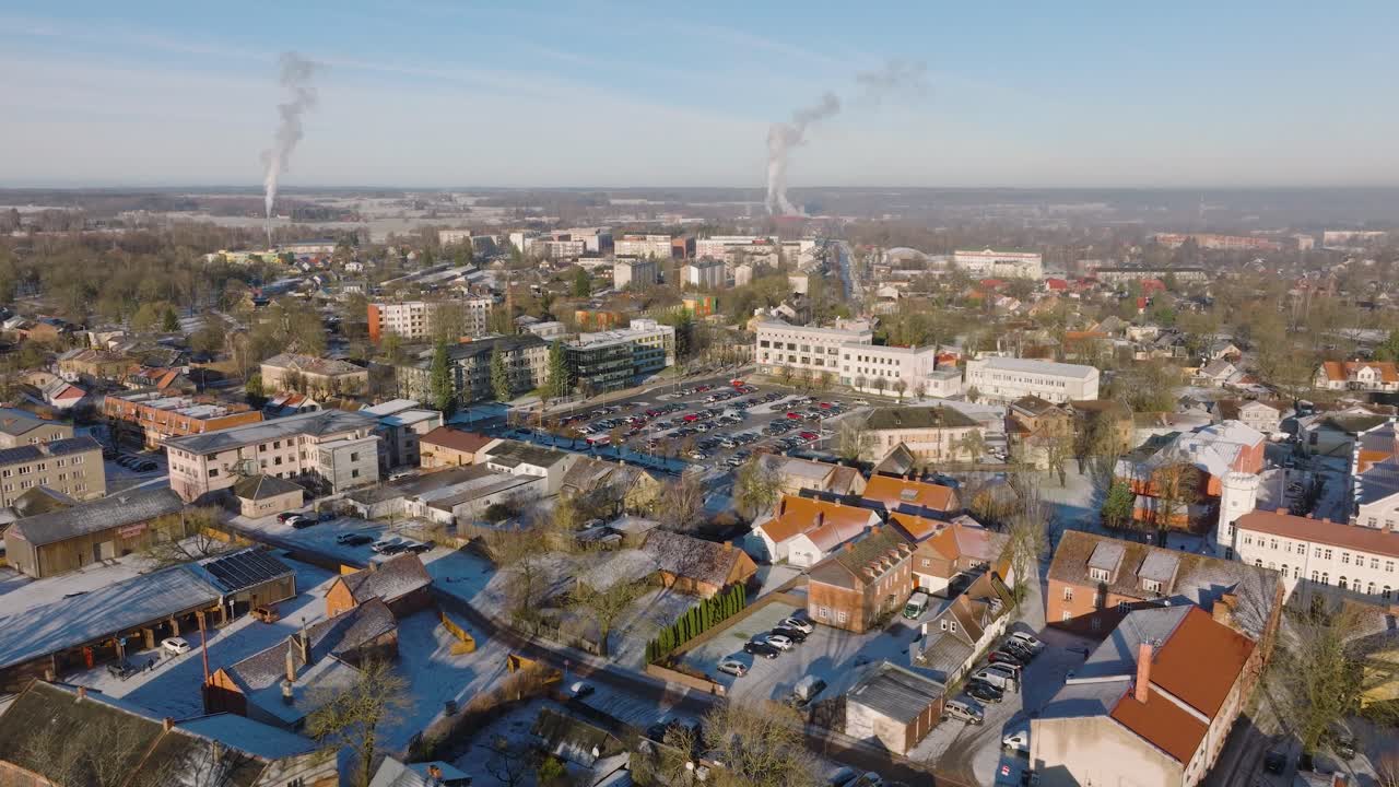 쿨디가 옛 마을의 공중 보기, 빨간 지붕 타일의 집, 은 겨울 날, 여행 목적지, 넓은 드론, 앞으로 나아갑니다.