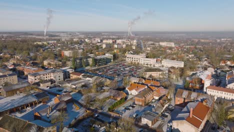 vista aérea del casco antiguo de kuldiga, casas con tejas rojas, día soleado de invierno, destino de viaje, amplia toma de dron moviéndose hacia adelante
