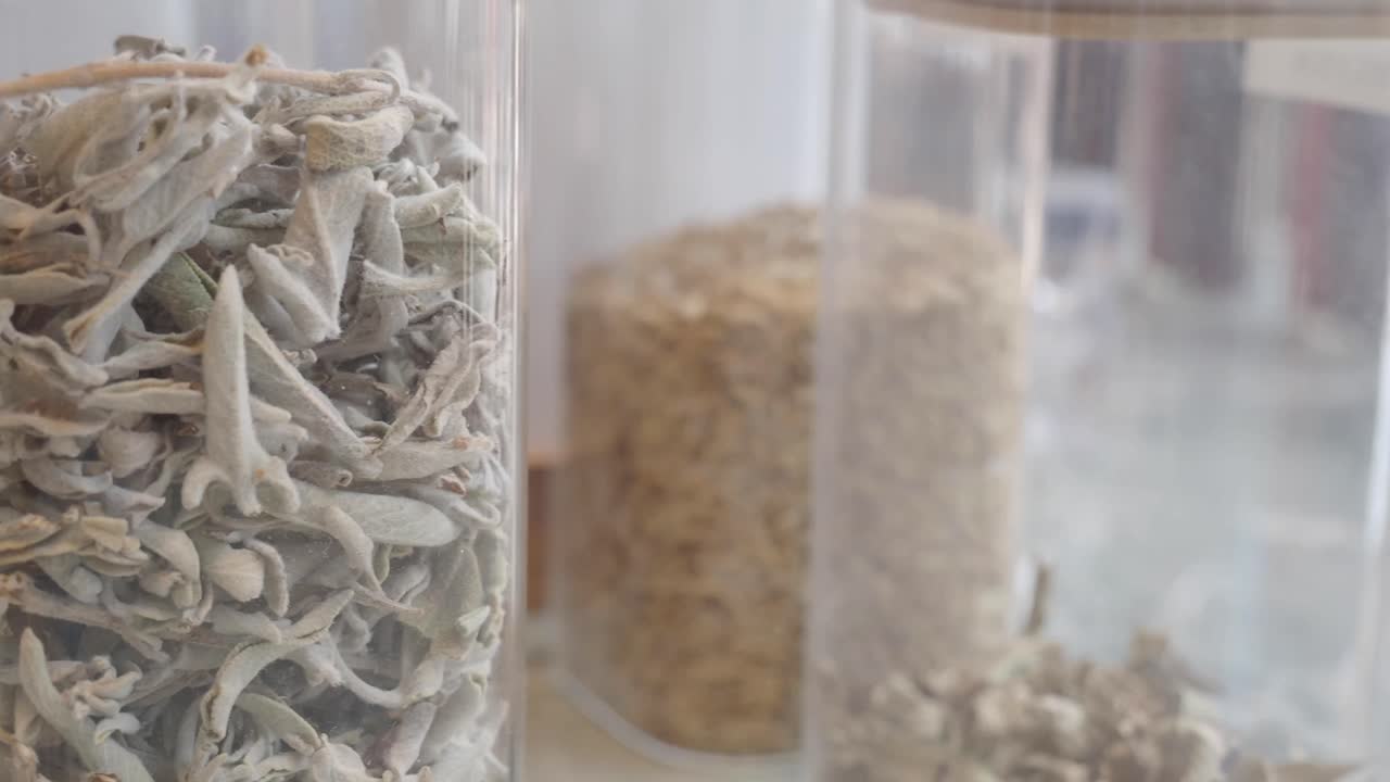 Salvia essiccata in barattoli di vetro