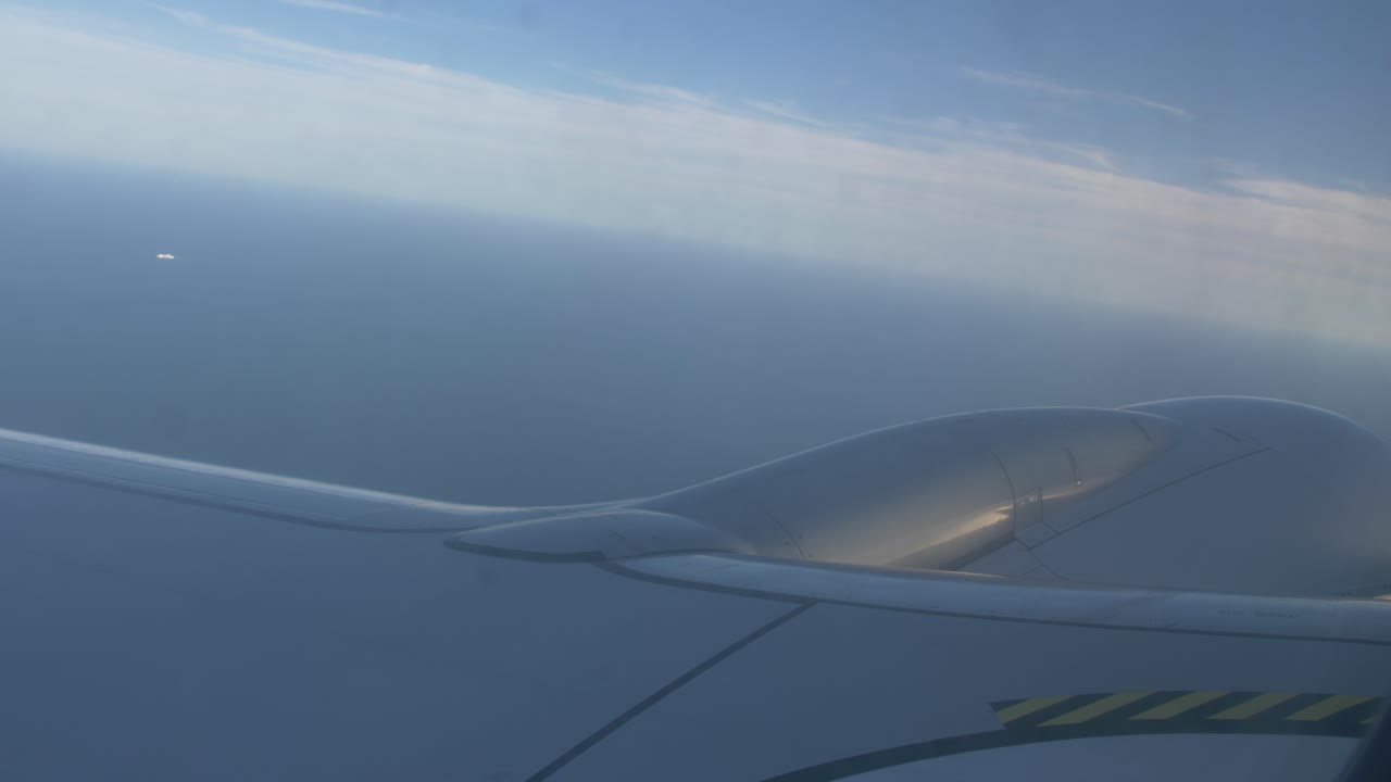 바다 위 를 날아다니는 비행기, 엔진 시야