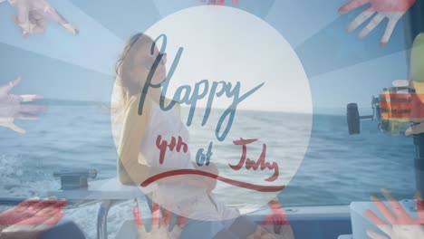 7월 4일 축하 문자의 애니메이션 웃는 여성이 요트에서 항해하고 있습니다.