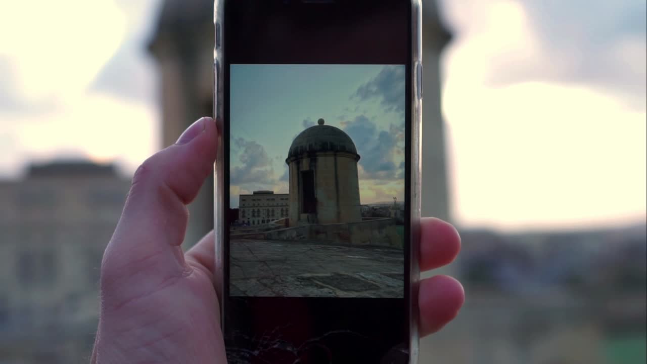 tomando una foto de una torre en la valeta