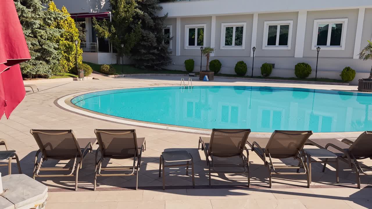 Schwimmbadwasser, Sonnenliegen in Zeitlupe.