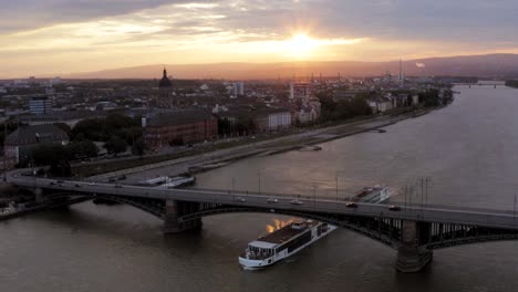 Barco-Por-El-Río-Rin-En-Maguncia-Al-Atardecer