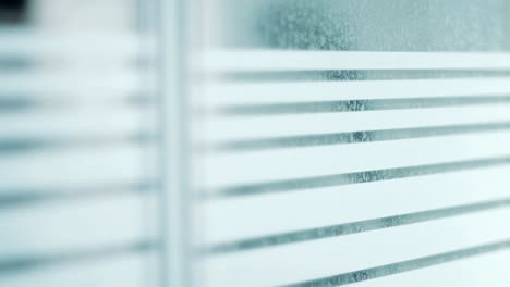 figura masculina mirando a través de la ventana