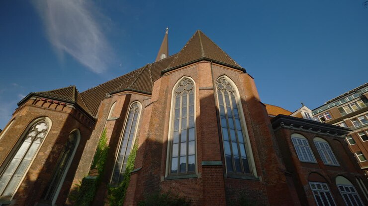 Igreja de tijolos com torre
