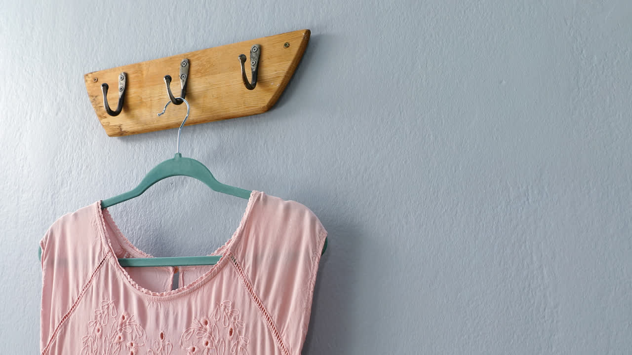 4k 갈고리에 매달린 드레스