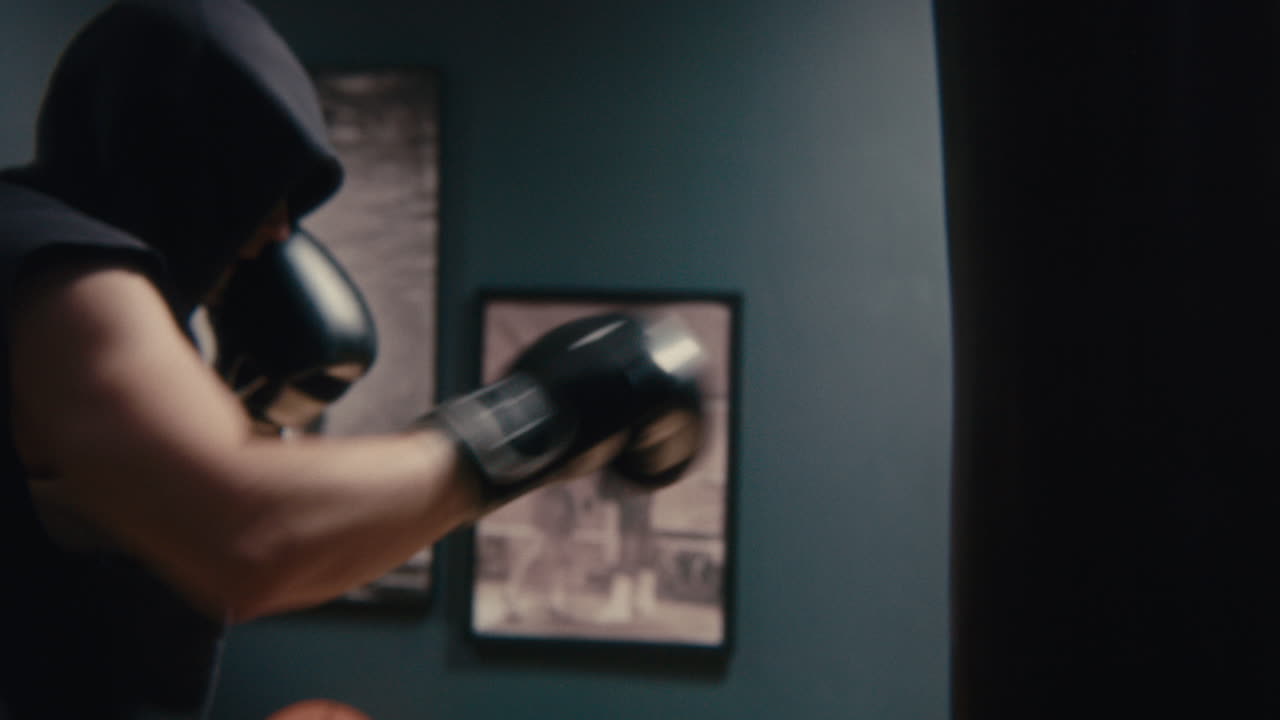 Uomo che si allena con la boxe