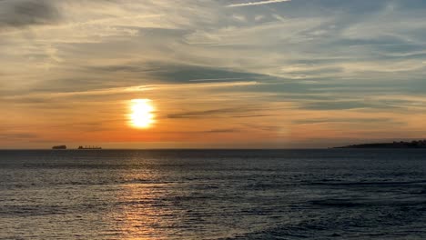 estática hermosa puesta de sol tomada cerca de la costa de portugal