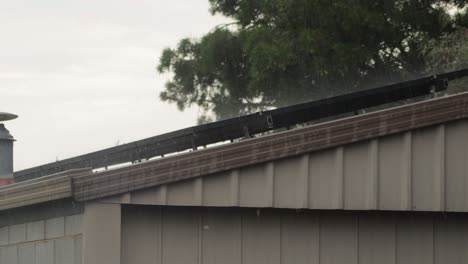 Starker-Regen-Auf-Sonnenkollektoren-Auf-Schuppen-Garage-Australien-Victoria-Gippsland-Maffra-Gewitter