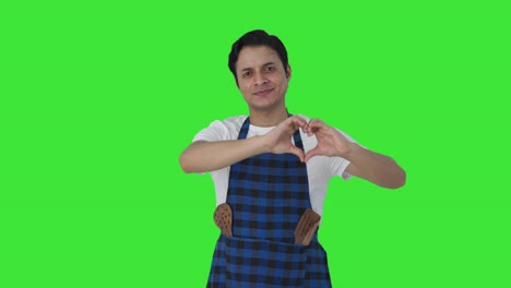 cocinero indio feliz mostrando el signo del corazón pantalla verde