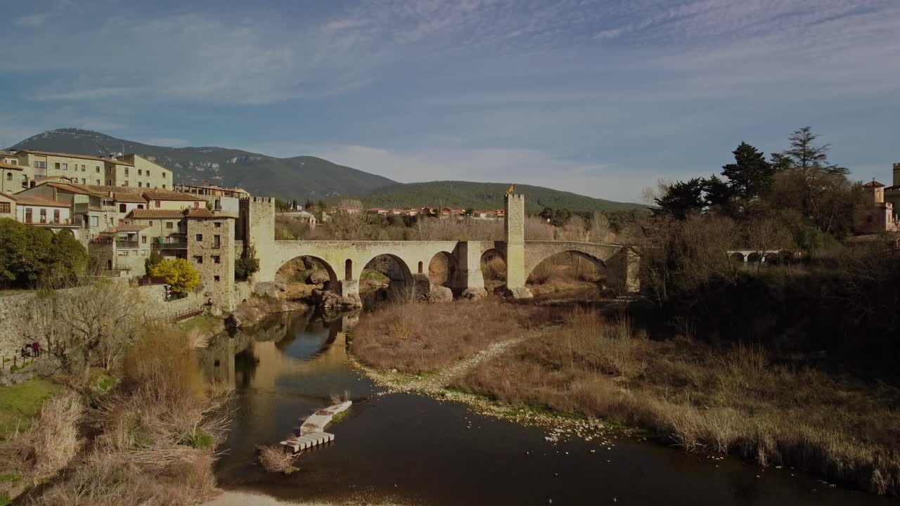 puente medieval y río en la ciudad de besalu, girona, españa, rodeado de edificios históricos y naturaleza