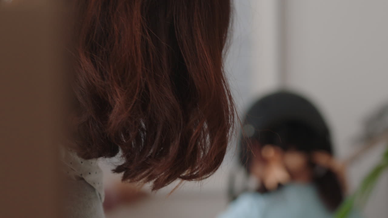 행복한 아시아 가족이 새로운 집으로 이사합니다. 주인들은 사진을 걸고 아이들과 함께 집을 꾸미고 있습니다. 젊은 부부는 아이들과 함께 부동산 투자를 즐기고 있습니다. 4k 영상