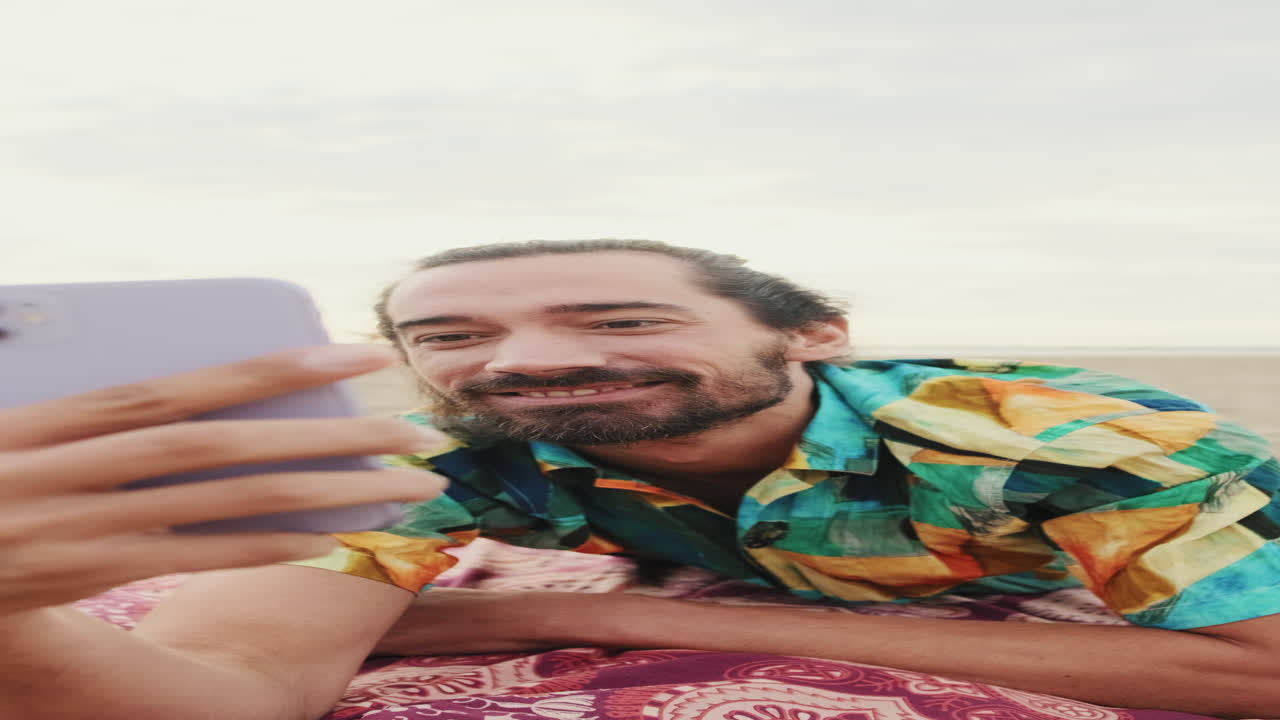 hombre tomando una selfie en la playa