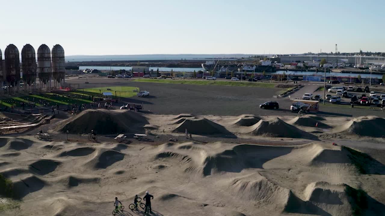 Freizeitgelände mit Pump-Tracks für Biker – Waterfront Mountainbikepark in der Hafenstadt Bellingham, Washington
