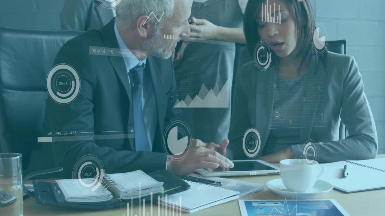 Animazione dell'elaborazione dei dati finanziari su diversi uomini d'affari in ufficio