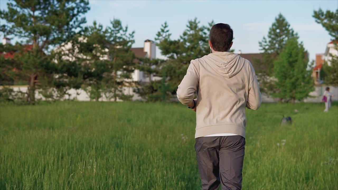 공원에서 달리는 남자