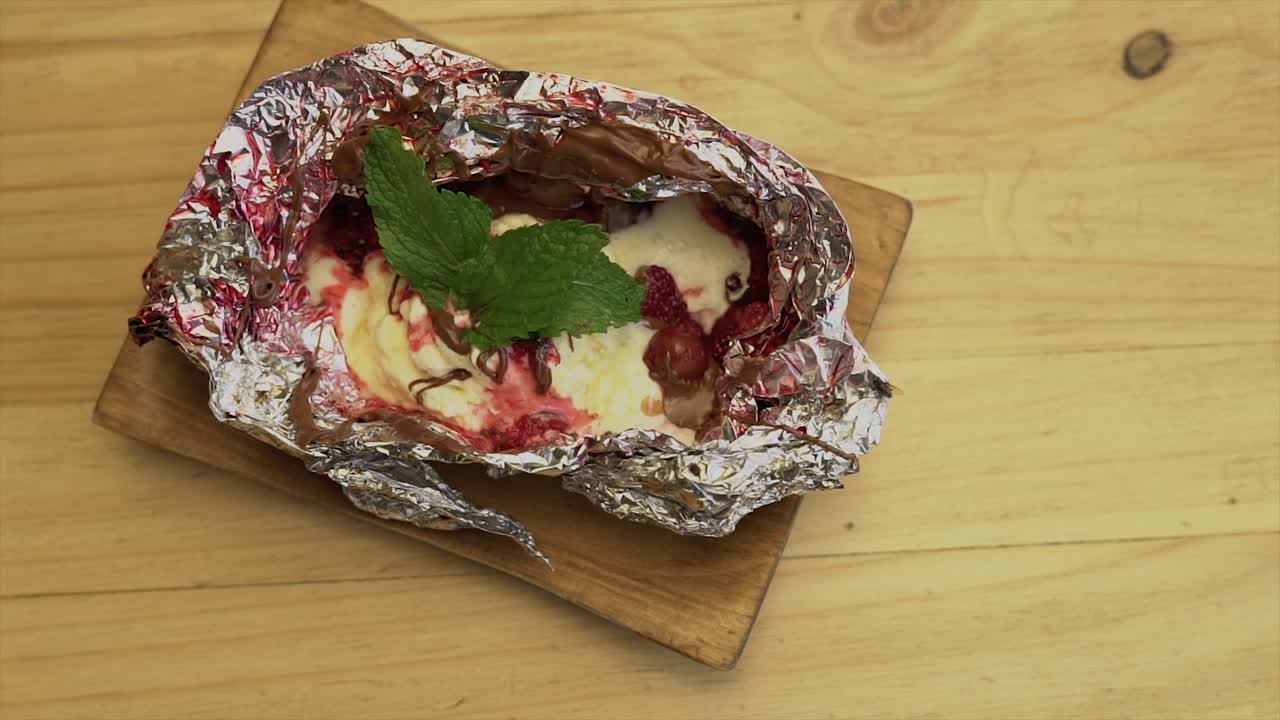 postre de helado en papel con colato y frambuesas, dulce