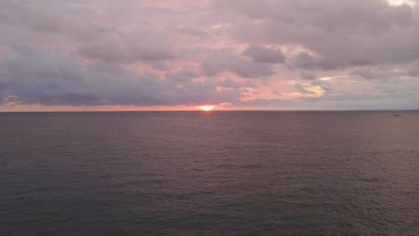 Hermosa-Puesta-De-Sol-Naranja-Sobre-El-Océano-Pacífico-En-Playa-La-Vaca-En-Costa-Rica