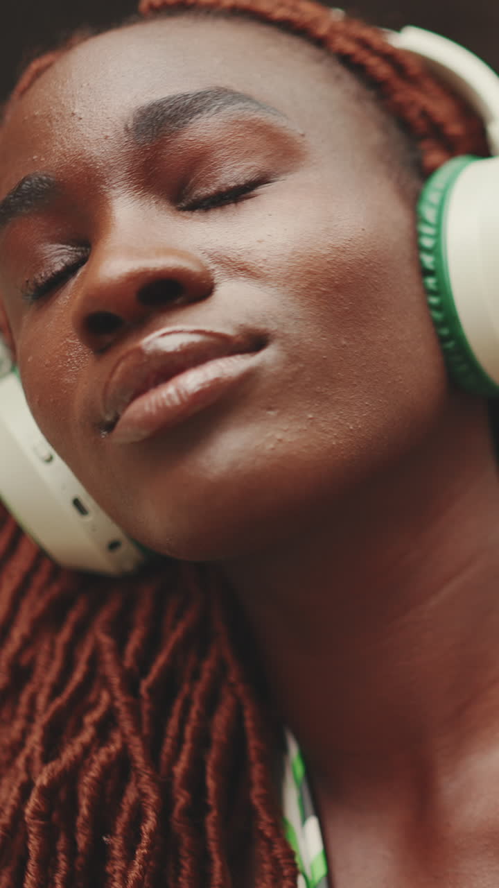 Retrato de una mujer con auriculares