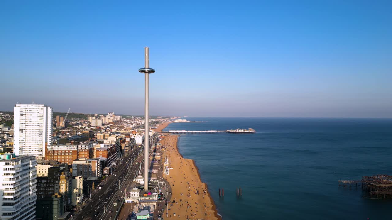 Inquadratura aerea d'apertura di Brighton Beach Sea City e della Torre Brighton i360 con il Molo.