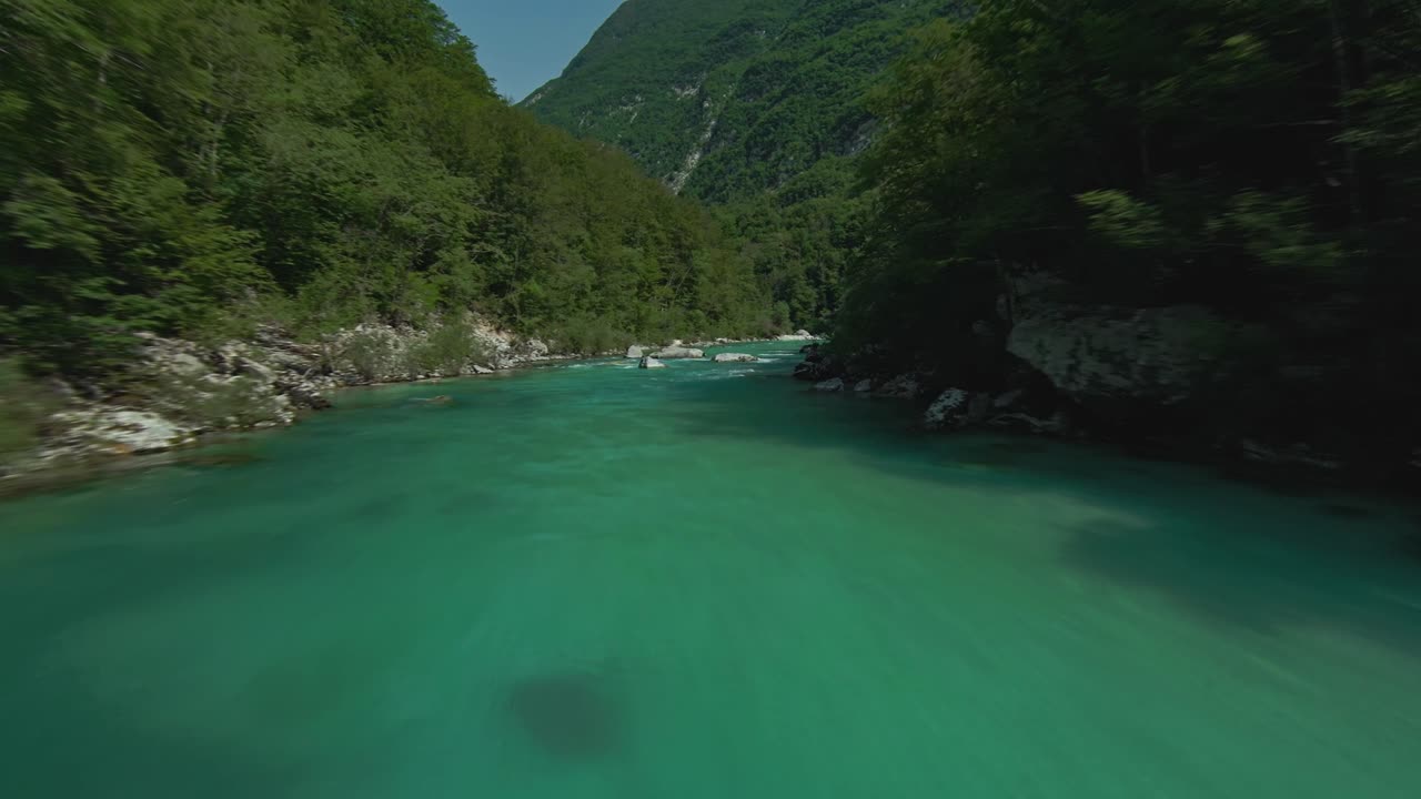 드론은 슬로베니아의 보베크에 있는 소카 강 (soca river) 위를 날아다닙니다.
