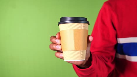 mano sosteniendo una taza de café eco reutilizable de cerca