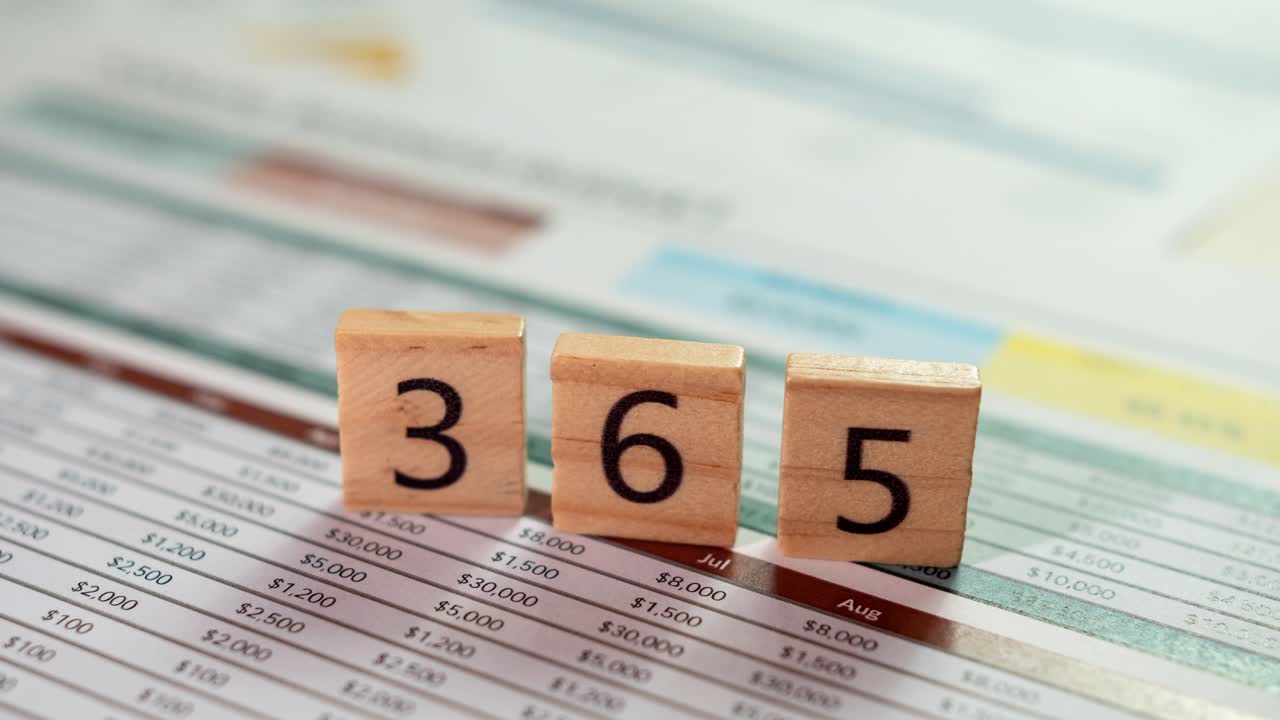 Explore um ano de insights de negócios focados em análise de dados em um ambiente de escritório.