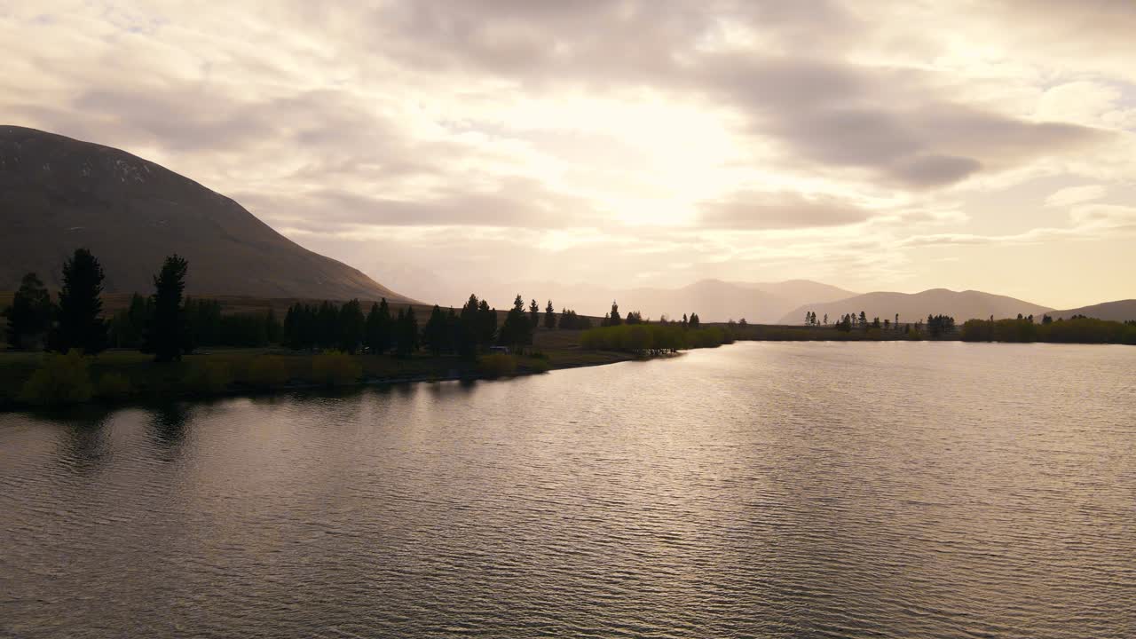 drone volando sobre el lago hacia la orilla