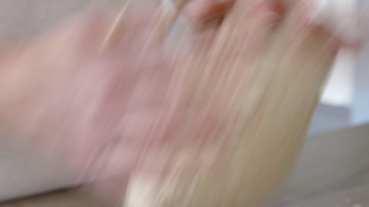 manos femeninas amasando pan