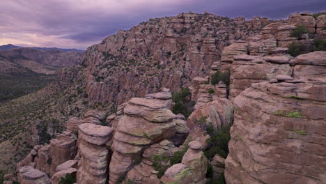 imágenes de drones del vasto valle en el monumento nacional de chiricahua