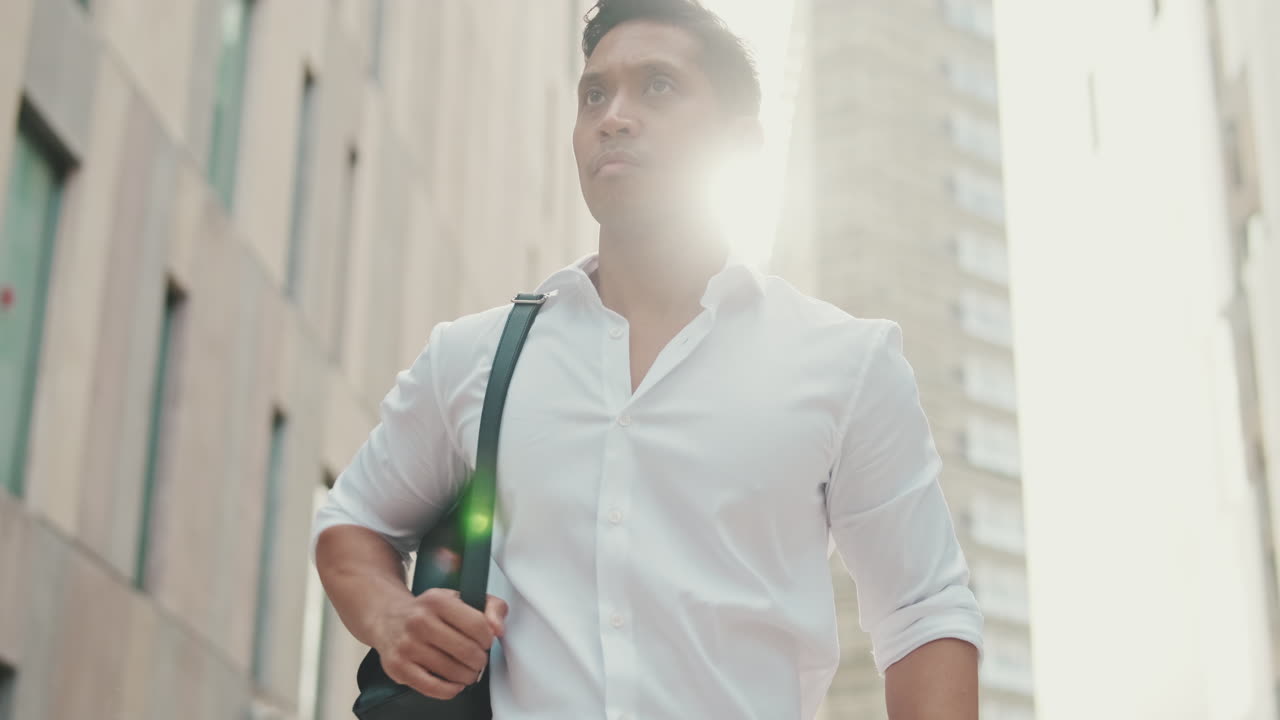 Uomo che guarda l'orologio in città