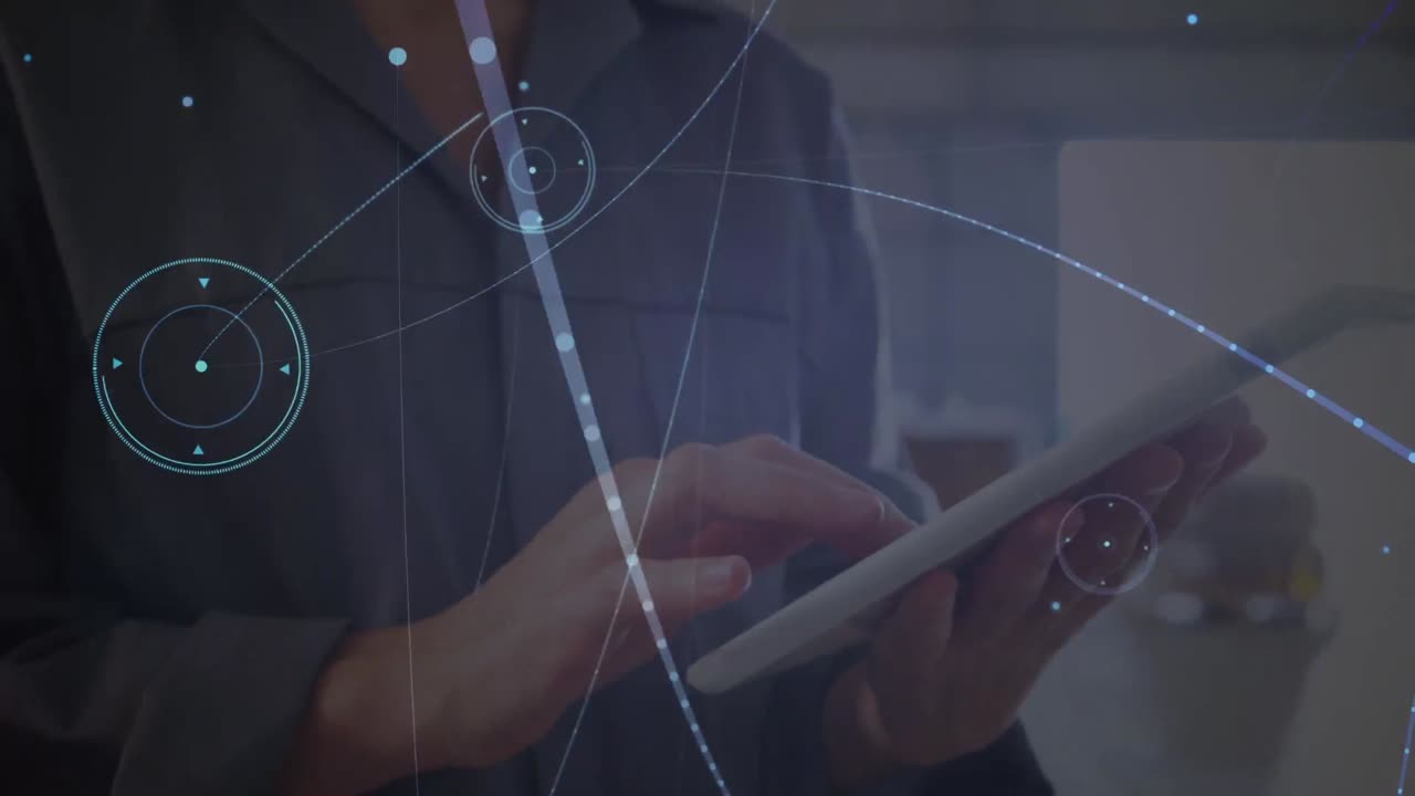 animación de la red de conexiones a través de una trabajadora caucásica que utiliza una tableta