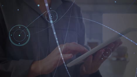 animación de la red de conexiones a través de una trabajadora caucásica que utiliza una tableta