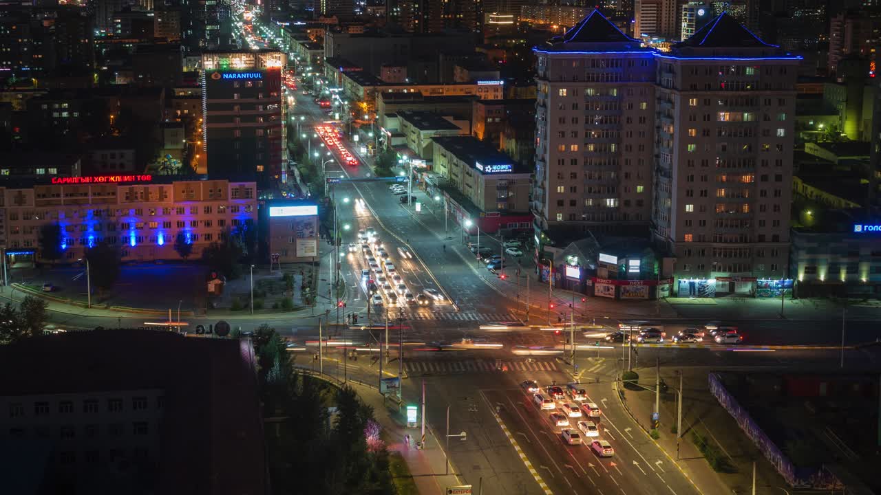 몽골의 수도이자 가장 큰 도시인 중앙 울란바토르의 주요 교차로에 있는 야간 교통의 타임스 뷰