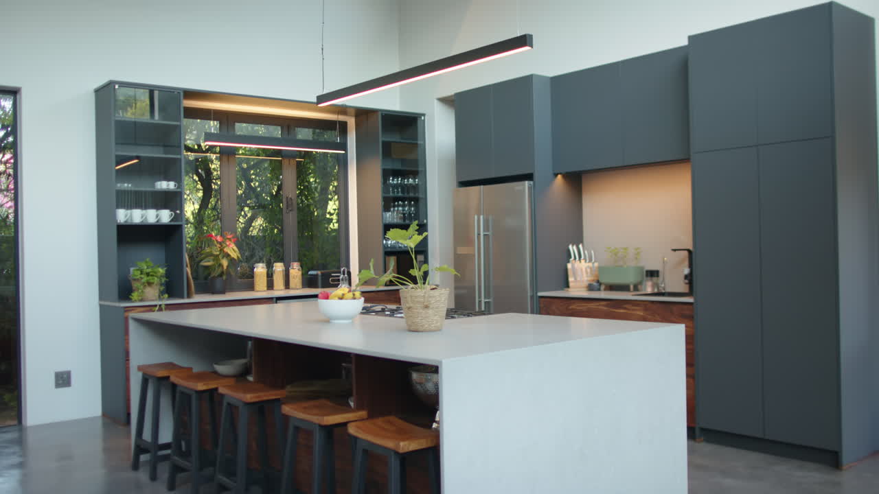Cucina moderna con isola, sgabelli da bar e mobili eleganti in una casa contemporanea, spazio per il testo