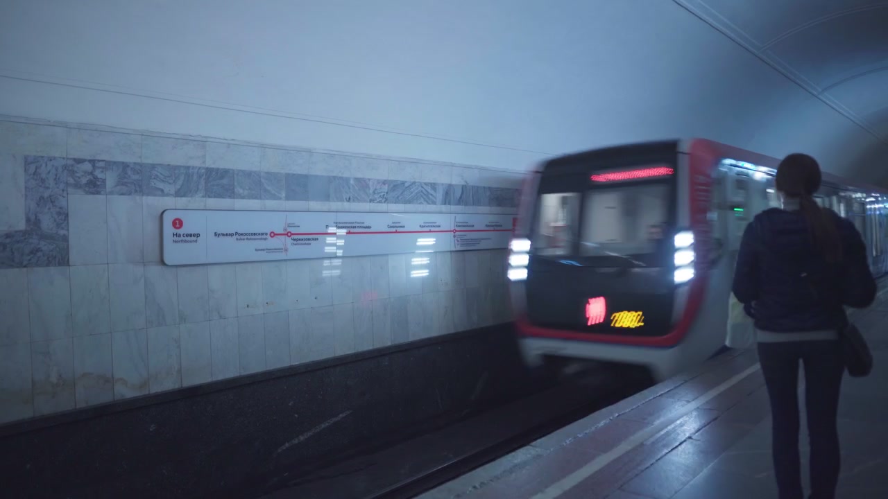Pendolare in attesa del treno della metropolitana in stazione sotterranea.