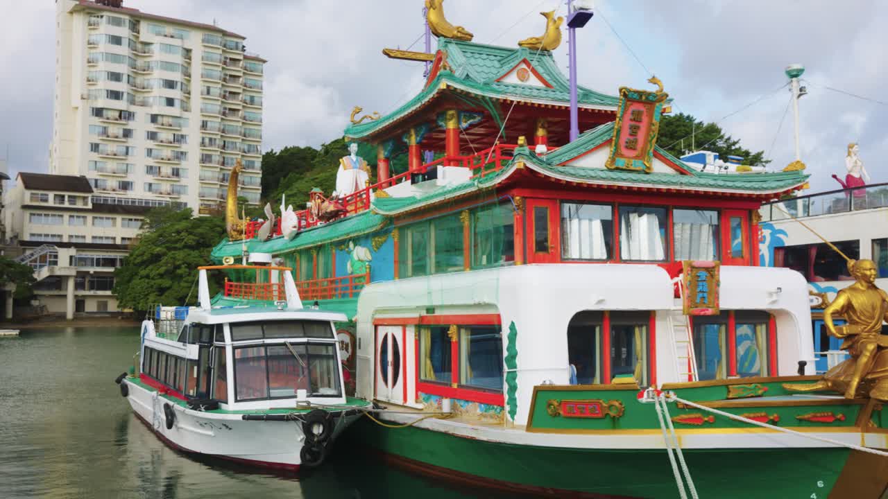 일본 미에 현의 토바 베이 마리나에 있는 우아한 야카타부네 크루즈 보트