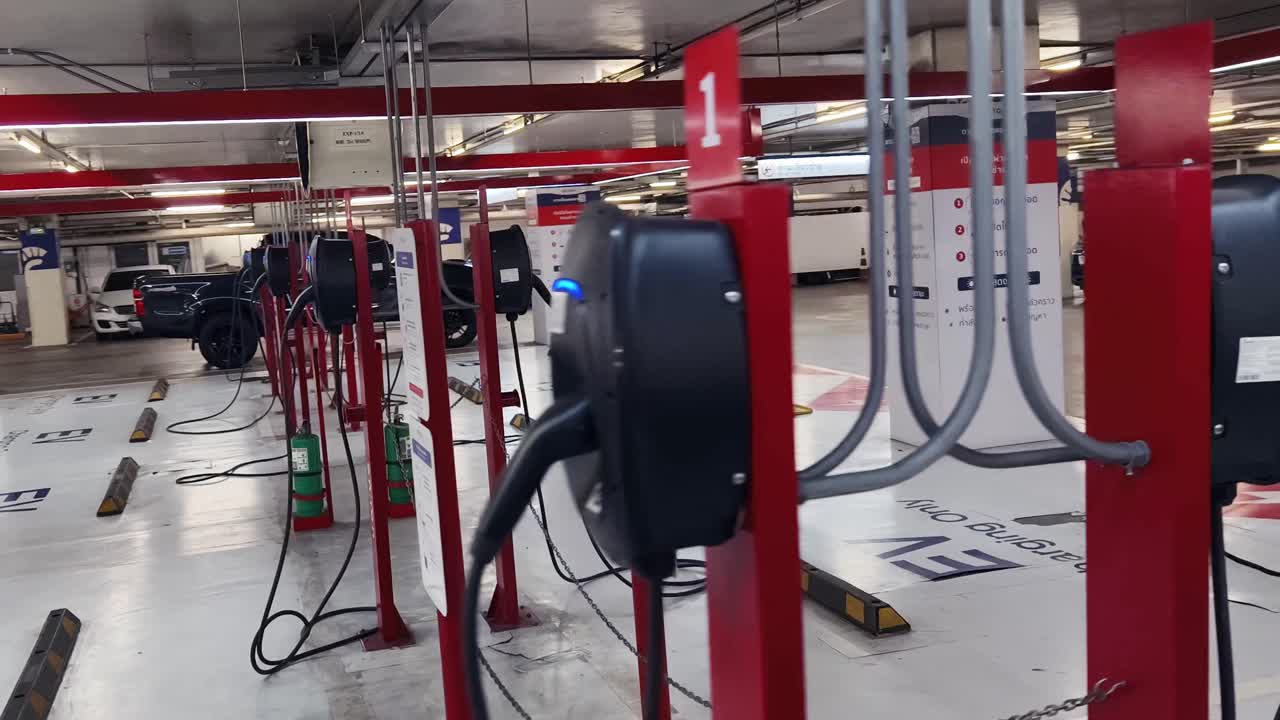 주차장에 있는 전기차 충전소