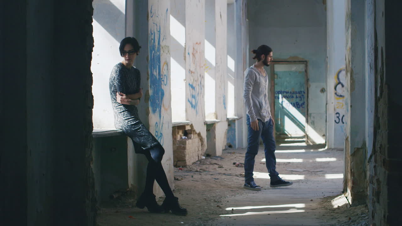 pareja joven en una casa abandonada el concepto de problemas familiares depresión quiebra pérdida de trabajo