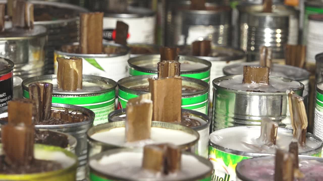 참호 양초는 자원 봉사 도우미가 만듭니다.