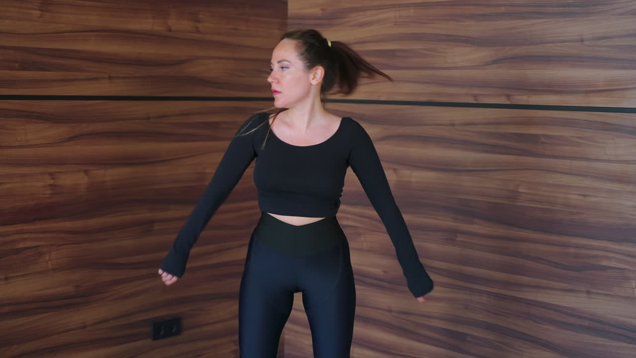 가정 체육관에서 운동을 하는 여자.