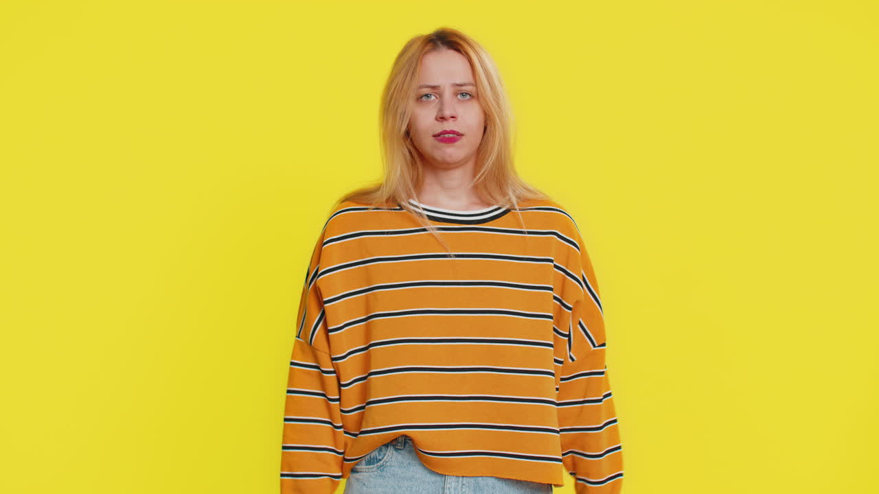 슬픈 젊은 여성은 복권 결과에 놀랐다, 나쁜 행운, 손실, 불행한 행운의 소식.